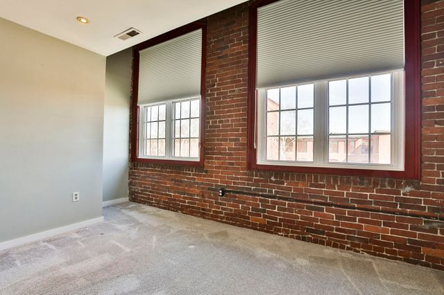 471 Silver St Apt 403, Manchester, NH 03103