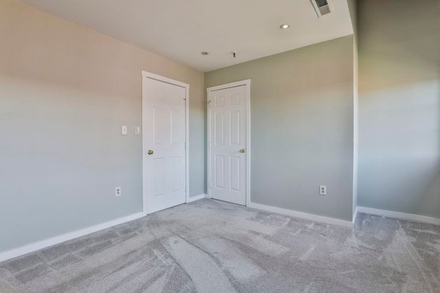 471 Silver St Apt 403, Manchester, NH 03103