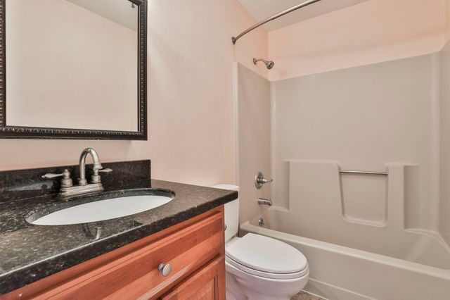 471 Silver St Apt 403, Manchester, NH 03103