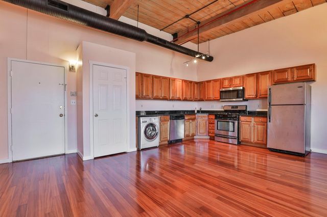 471 Silver St Apt 403, Manchester, NH 03103
