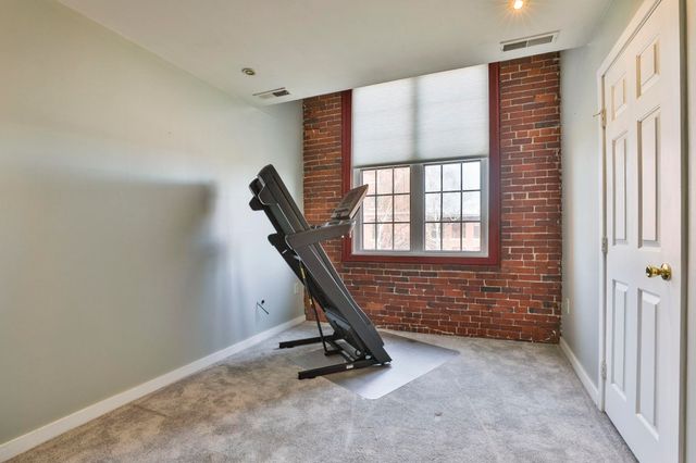 471 Silver St Apt 403, Manchester, NH 03103