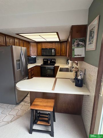 5624 S 92 Plaza, Omaha, NE 68127