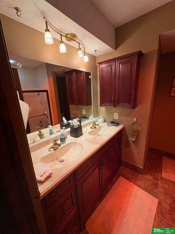 5624 S 92 Plaza, Omaha, NE 68127