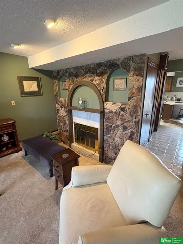 5624 S 92 Plaza, Omaha, NE 68127