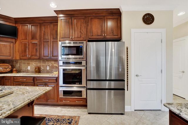 19 MARINA DR, Camp Hill, PA 17011