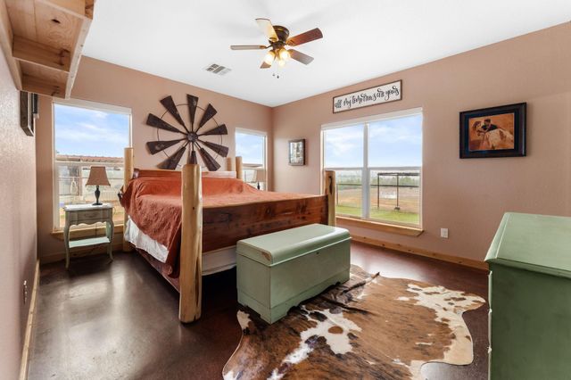 935 Highway 21 E, Paige, TX 78602