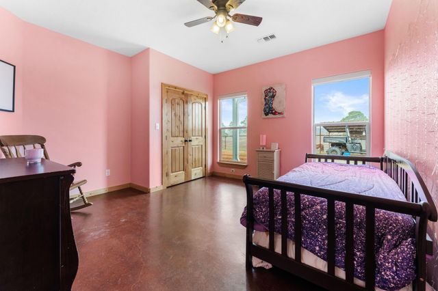 935 Highway 21 E, Paige, TX 78602