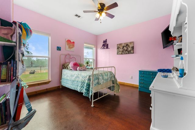 935 Highway 21 E, Paige, TX 78602