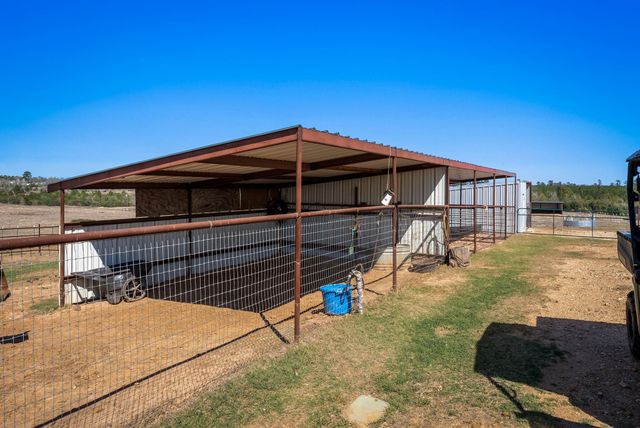 935 Highway 21 E, Paige, TX 78602