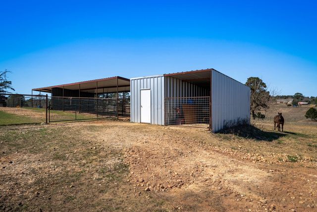 935 Highway 21 E, Paige, TX 78602