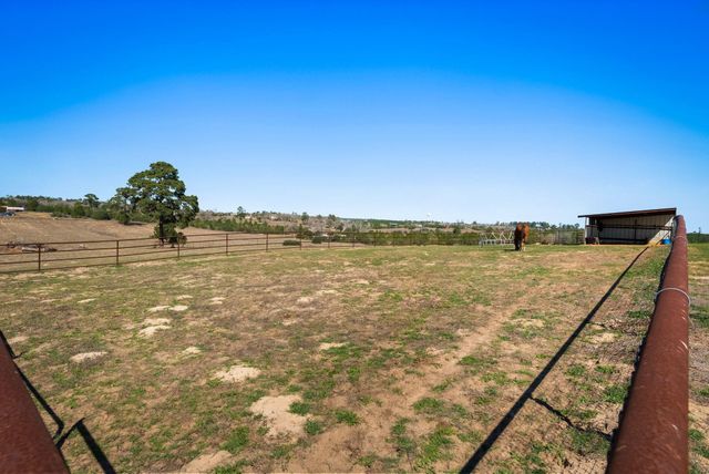 935 Highway 21 E, Paige, TX 78602