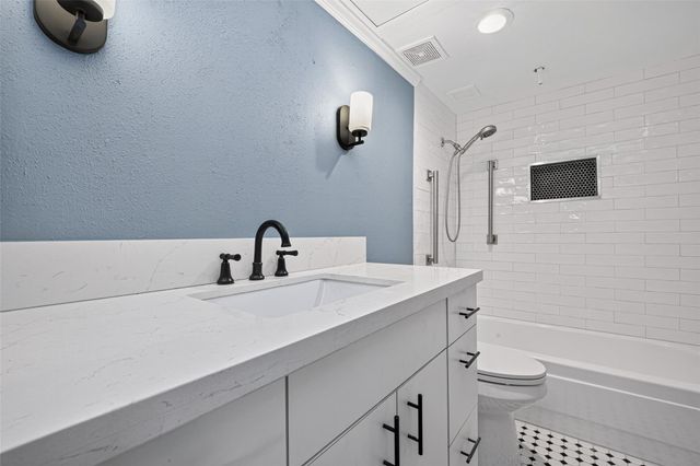 7575 Katy Freeway 18, Houston, TX 77024