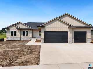 2301 S Red Oak Ave, Sioux Falls, SD 57110