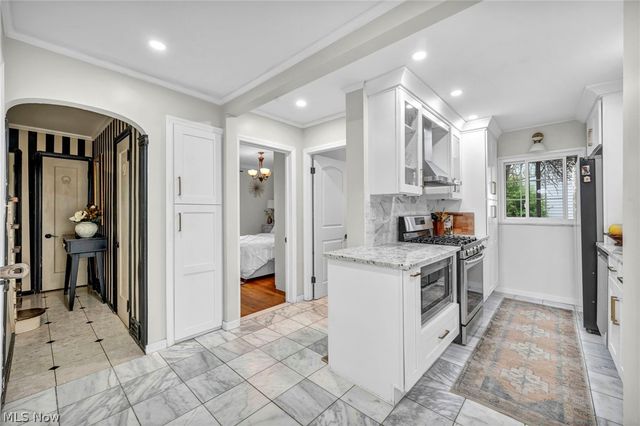 2071 Lakeview Avenue, Rocky River, OH 44116