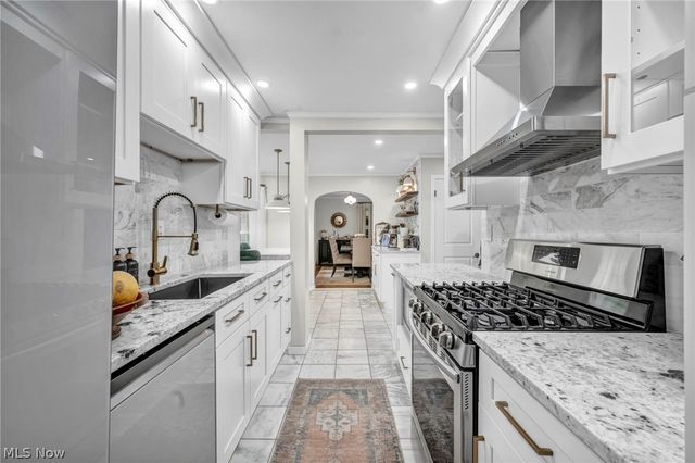 2071 Lakeview Avenue, Rocky River, OH 44116