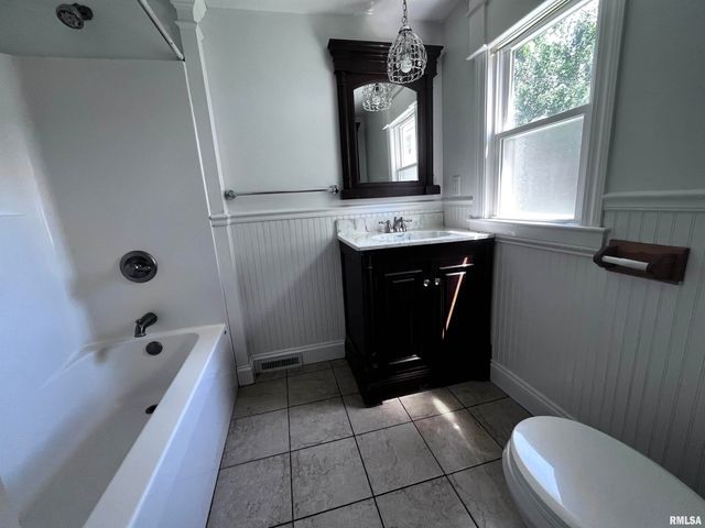 1318 S 11TH Street, Pekin, IL 61554