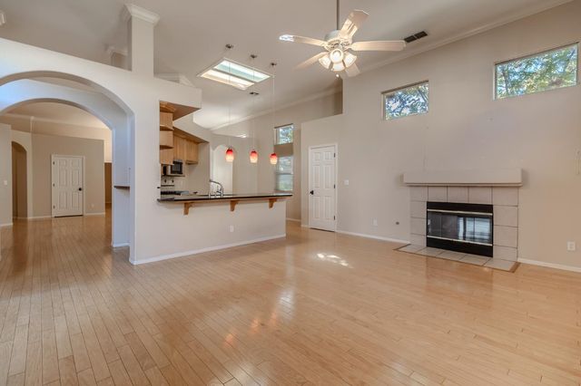 2100 Paramont Way, Modesto, CA 95355