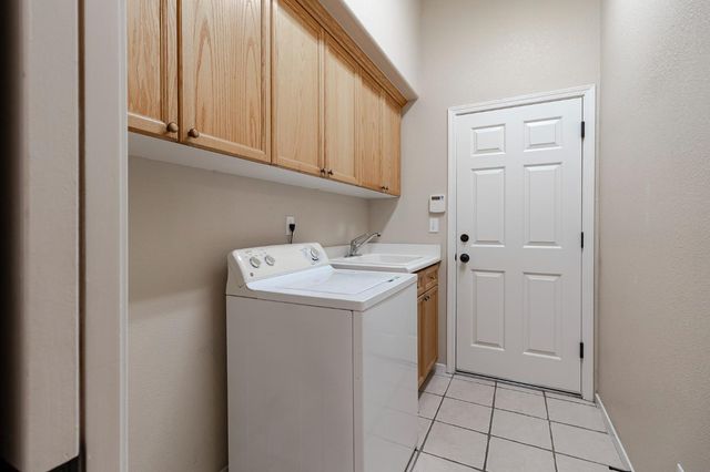 2100 Paramont Way, Modesto, CA 95355