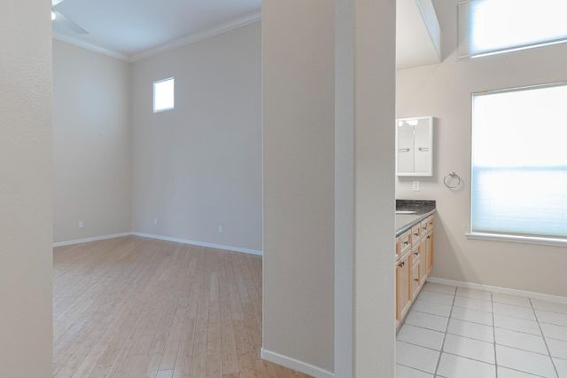 2100 Paramont Way, Modesto, CA 95355