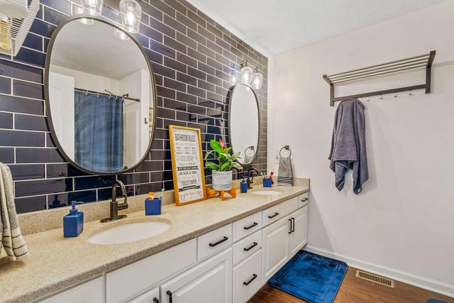 80 Lakes At Cheshire Drive, Delaware, OH 43015