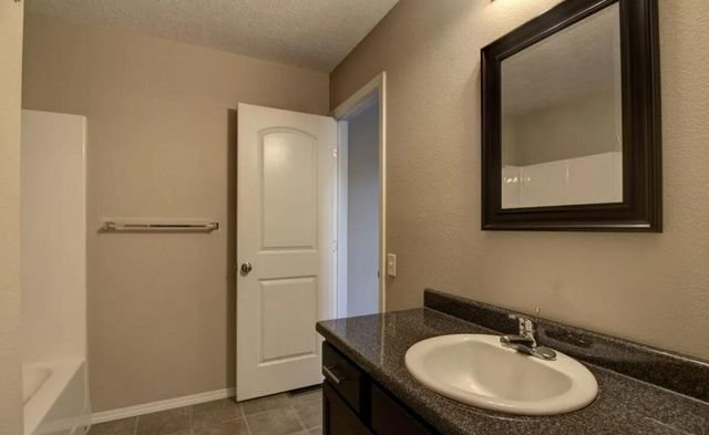 1050 S Strasbourg Avenue, Springfield, MO 65802