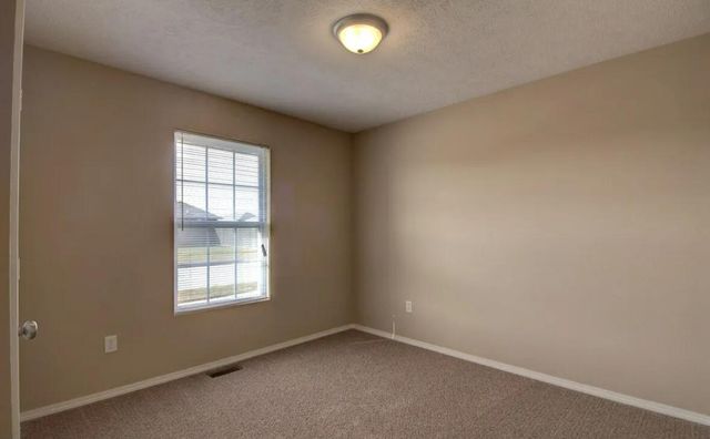 1050 S Strasbourg Avenue, Springfield, MO 65802