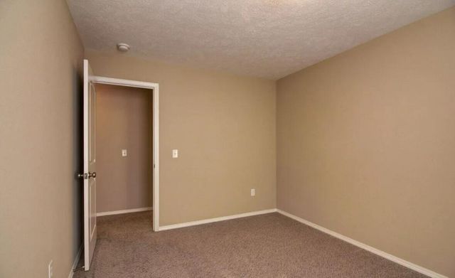 1050 S Strasbourg Avenue, Springfield, MO 65802