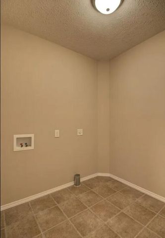 1050 S Strasbourg Avenue, Springfield, MO 65802
