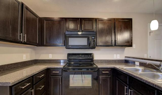 1050 S Strasbourg Avenue, Springfield, MO 65802