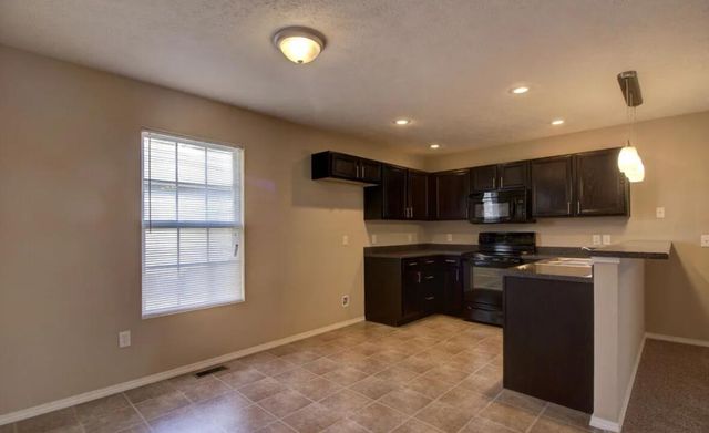 1050 S Strasbourg Avenue, Springfield, MO 65802