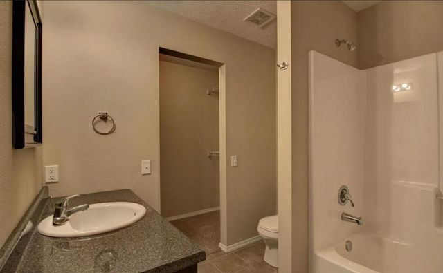 1050 S Strasbourg Avenue, Springfield, MO 65802
