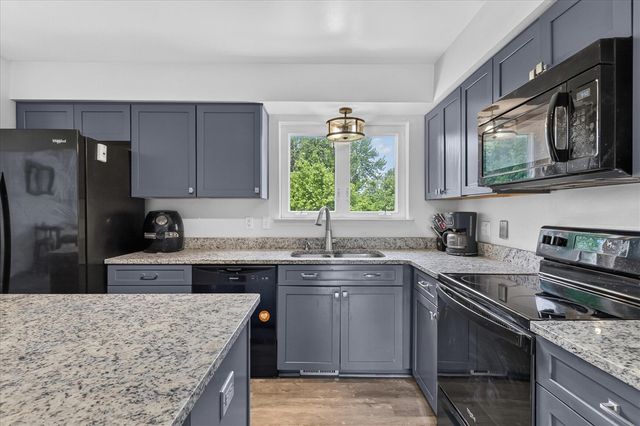 1221 Harwood Circle, Saline, MI 48176