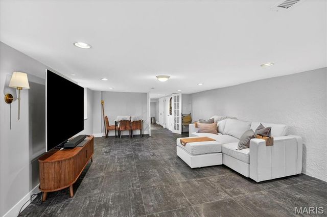 9760 Old Warson Road, St Louis, MO 63124