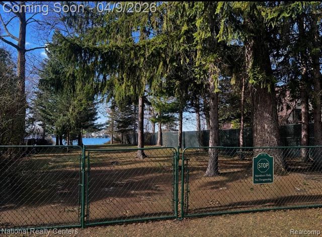 7010 Locklin Street, West Bloomfield, MI 48324