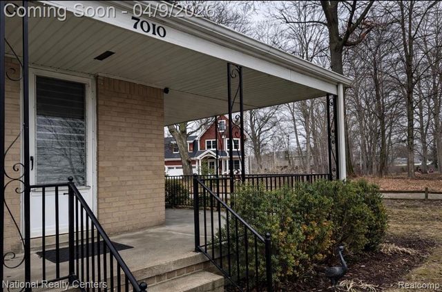 7010 Locklin Street, West Bloomfield, MI 48324