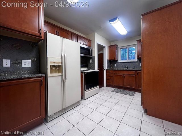 7010 Locklin Street, West Bloomfield, MI 48324