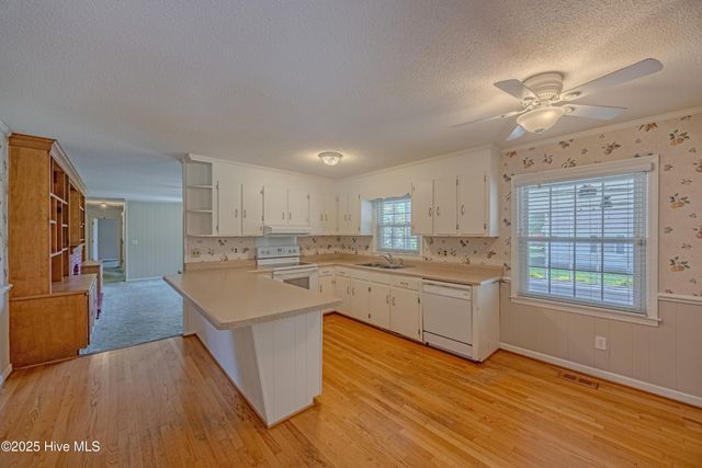 608 E Stanford Street, Beulaville, NC 28518