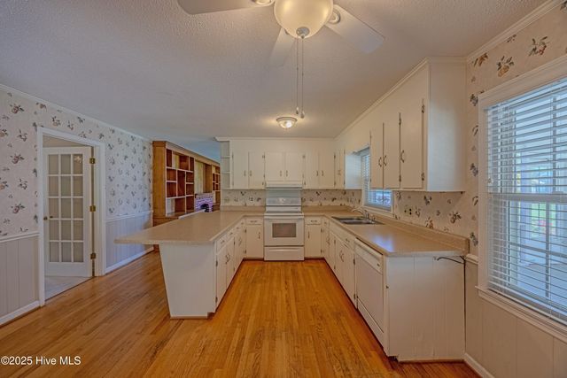 608 E Stanford Street, Beulaville, NC 28518