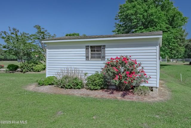 608 E Stanford Street, Beulaville, NC 28518