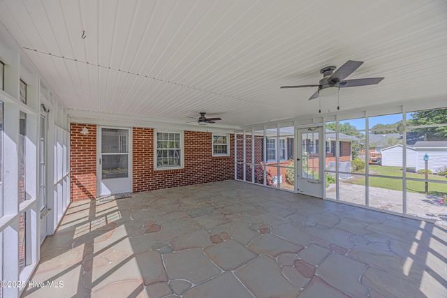 608 E Stanford Street, Beulaville, NC 28518