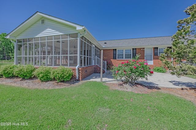 608 E Stanford Street, Beulaville, NC 28518
