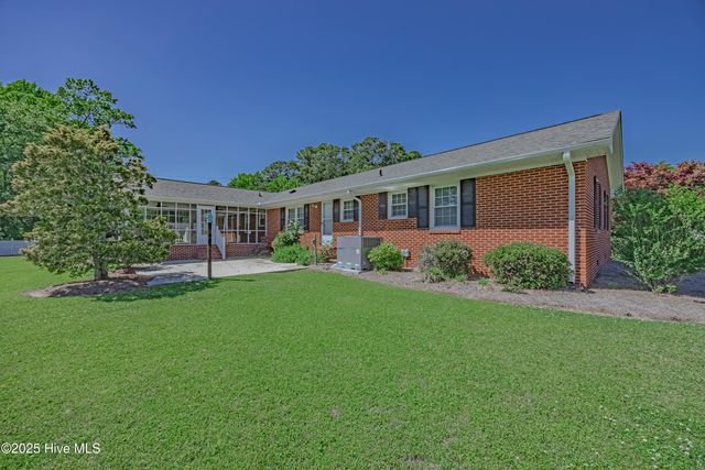 608 E Stanford Street, Beulaville, NC 28518