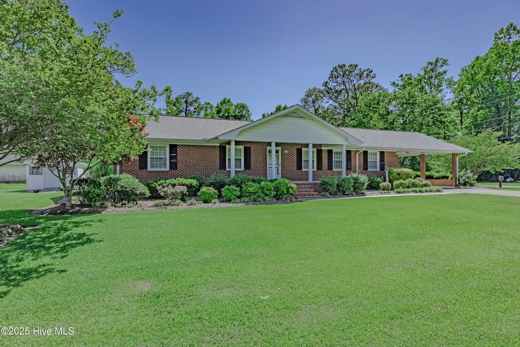 608 E Stanford Street, Beulaville, NC 28518