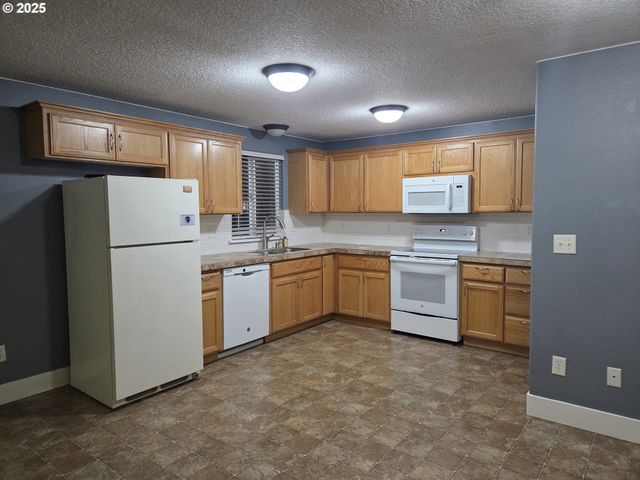 601 W 1ST St, Newberg, OR 97132