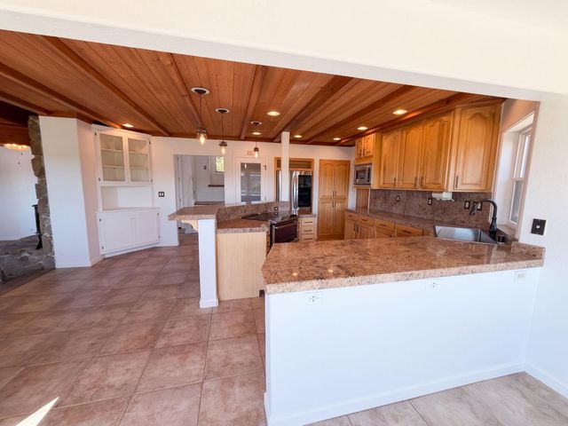 8384 Woodman Ln, Newcastle, CA 95658