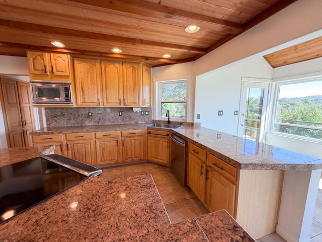 8384 Woodman Ln, Newcastle, CA 95658