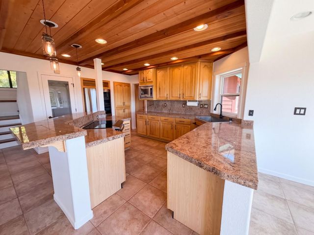 8384 Woodman Ln, Newcastle, CA 95658