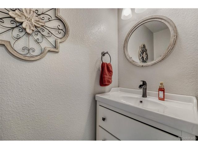 6086 S Ukraine St, Aurora, CO 80015
