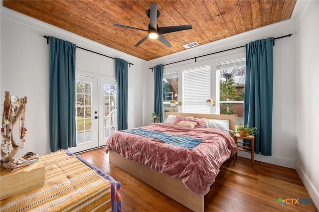 218 S Rio Grande Street, Lockhart, TX 78644