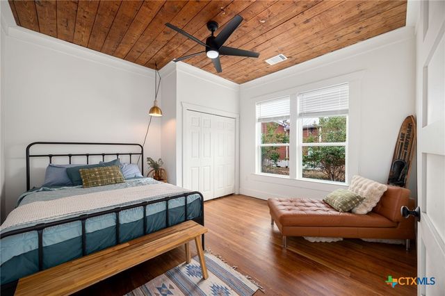 218 S Rio Grande Street, Lockhart, TX 78644